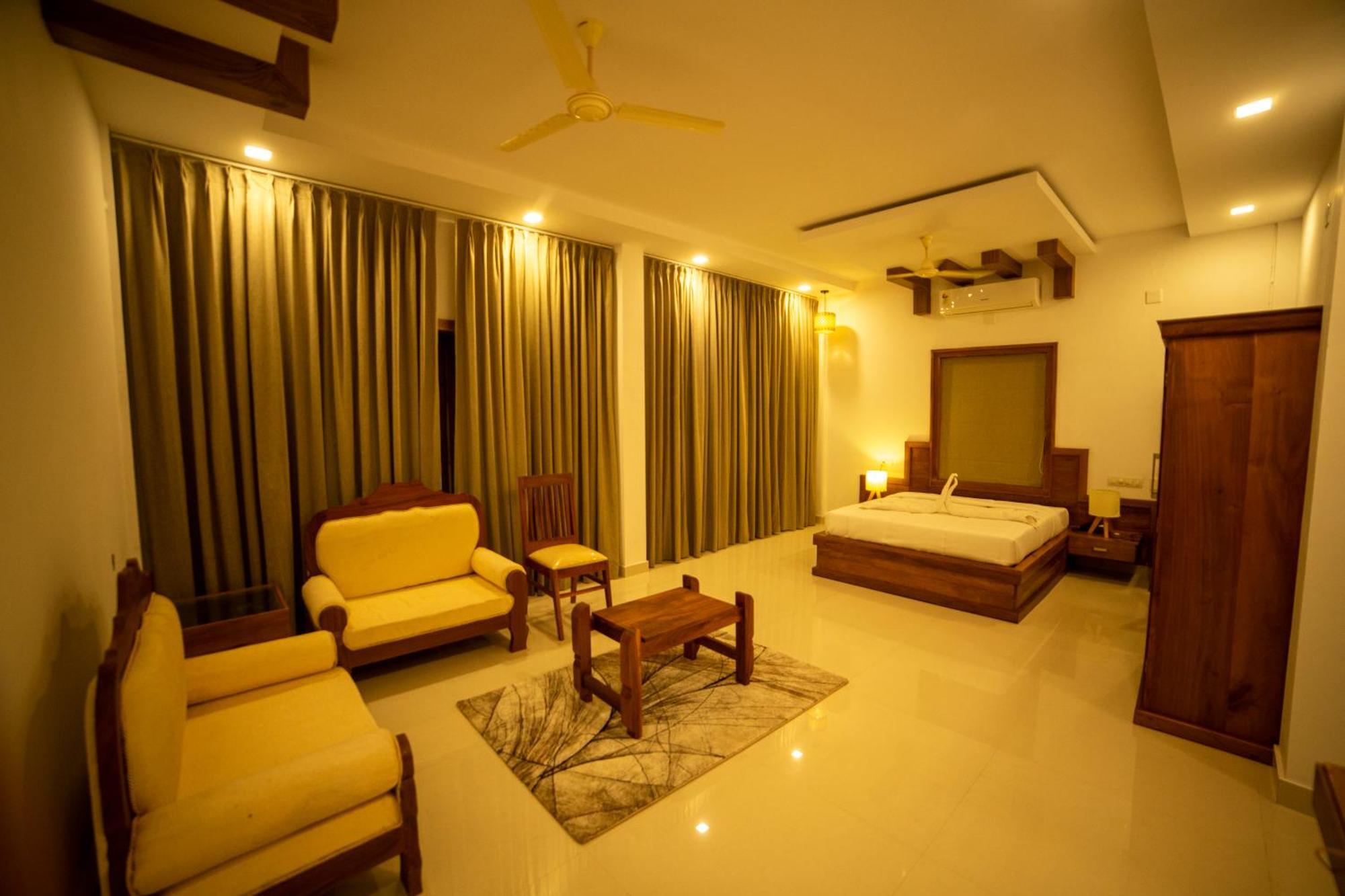 Opm Inn Payyannur Exterior photo